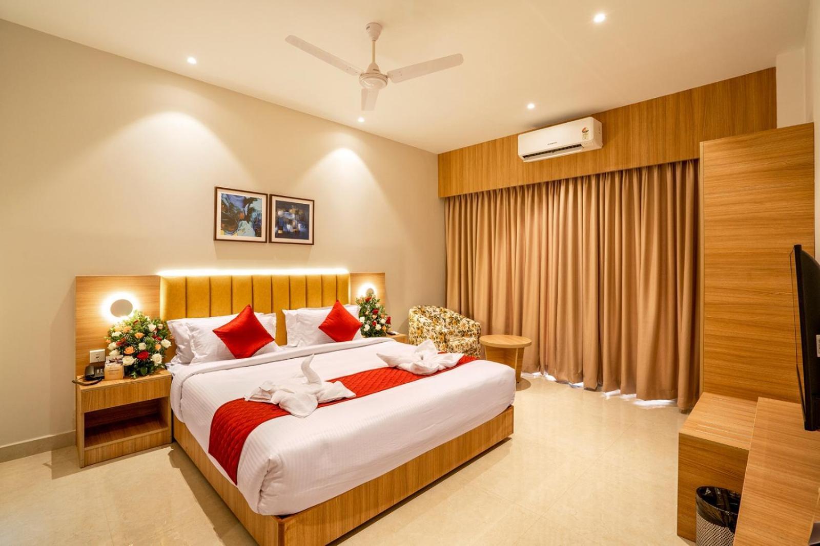 Hotel Grand Avenue Pambadi ภายนอก รูปภาพ