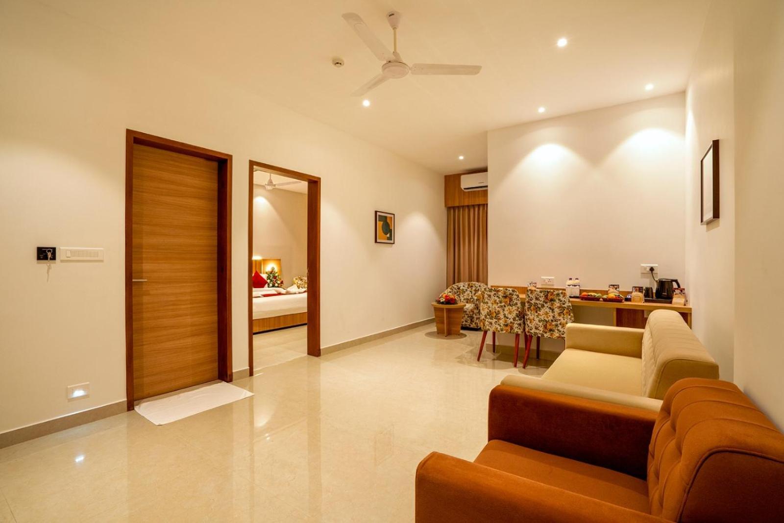 Hotel Grand Avenue Pambadi ภายนอก รูปภาพ