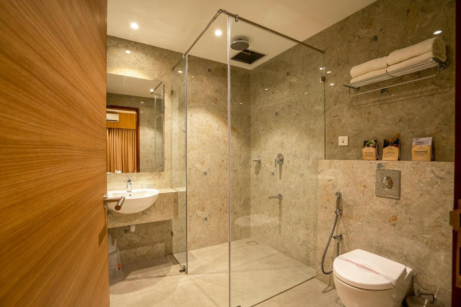 Hotel Grand Avenue Pambadi ภายนอก รูปภาพ