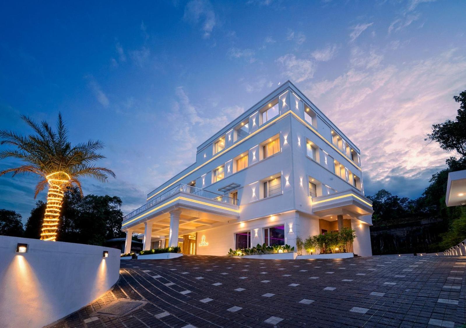 Hotel Grand Avenue Pambadi ภายนอก รูปภาพ