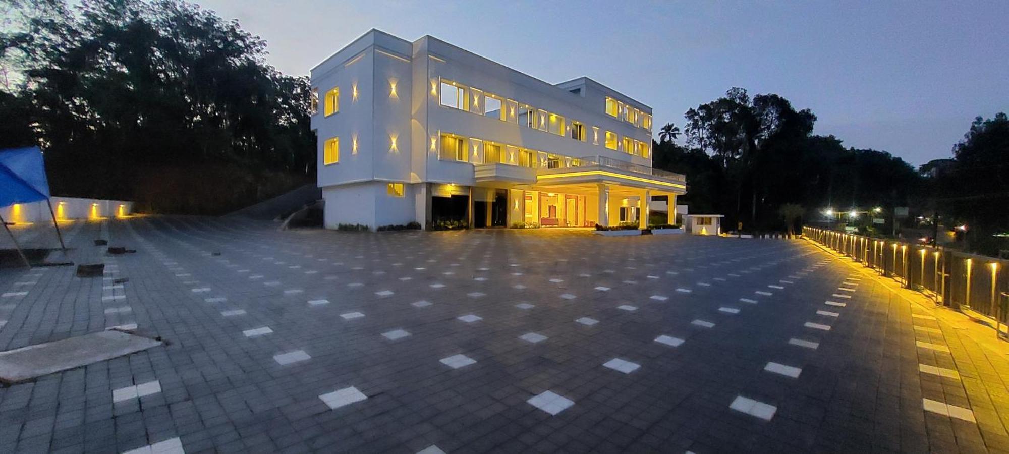 Hotel Grand Avenue Pambadi ภายนอก รูปภาพ